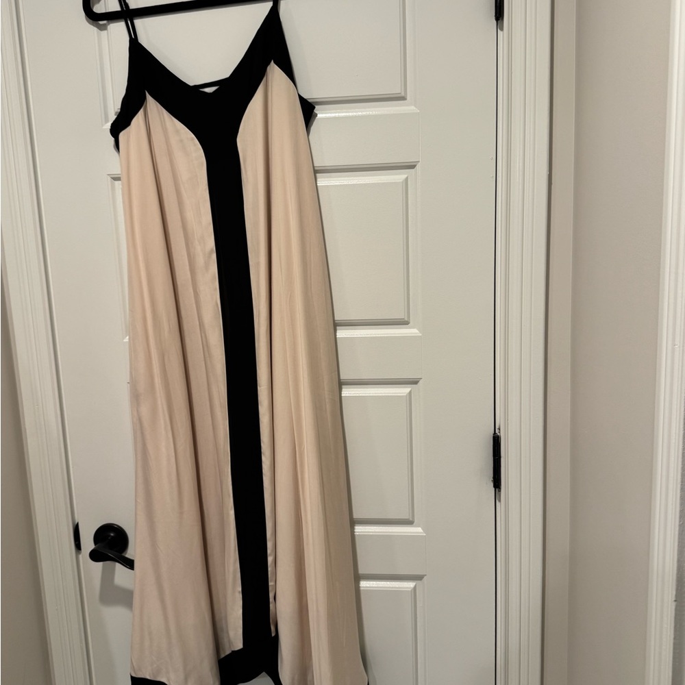 Evereve Black and Cream V-Neck Maxi Dress